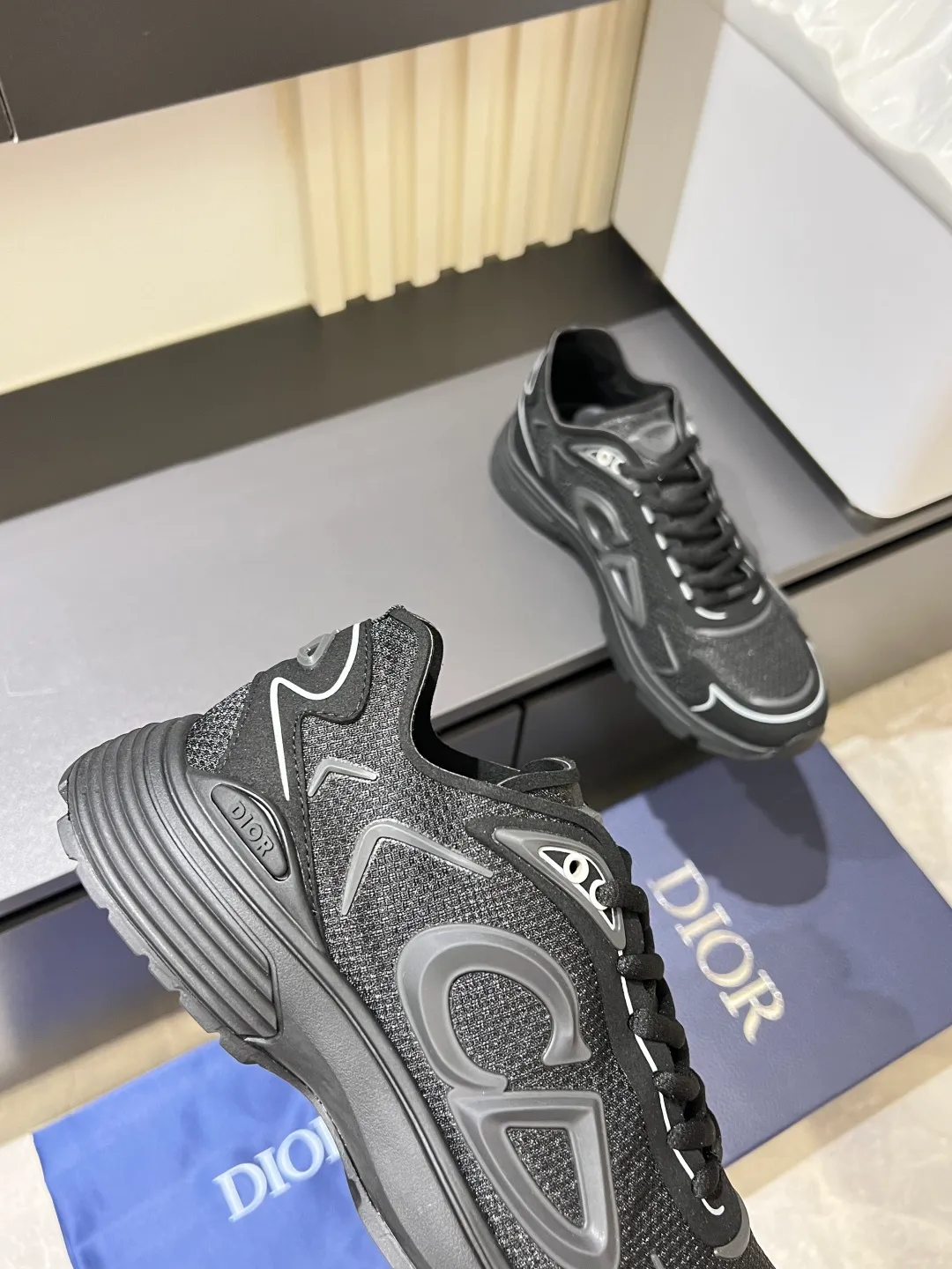 p500 Dior Dior's latest B30 Countdown sneaker. This B30 Countdown technical training shoe is new for spring 2026. Its sporty design perfectly combines fashion elements with technical performance. Its design is inspired by modern running. There are also Dior B30 and CD30 rubber logos on the tongue and back of the shoe. The sculpted sole that combines rubber and foam ensures flexibility and comfort. Various unique details also add to its color. Fabric technical fabric and technical mesh lining Industrial fabric and industrial mesh CD30 rubber logo on sides and rear Dior B30 rubber signature tongue Low-top style lace-up closure Ultra-lightweight rubber blend and brown foam sole Welded construction with gray detailing and Dior, CD30 and B30 logos Size: 38-44!